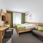 Отель Hotel Plus