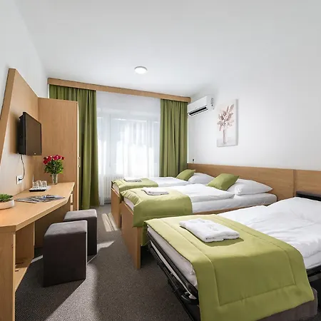Hotel Plus Отель Братислава