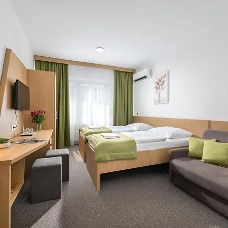 Отель Hotel Plus