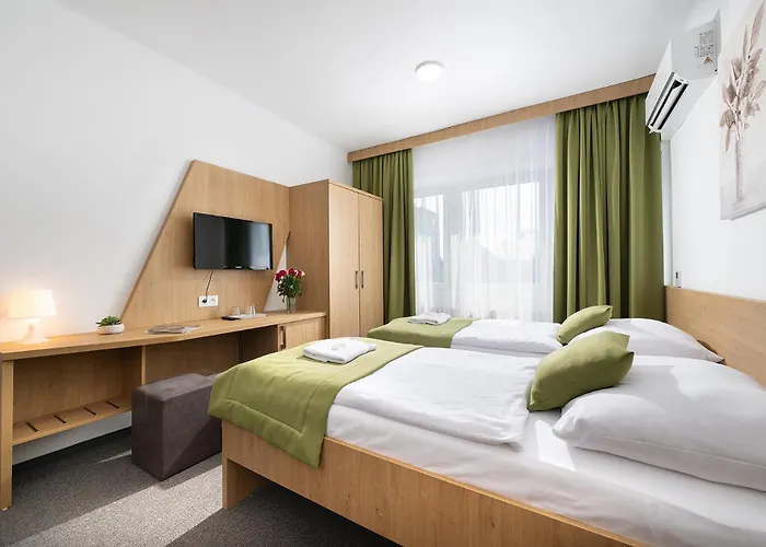 Hotel Plus 3* Братислава