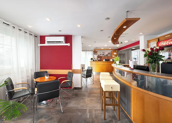 Ξενοδοχείο Hotel Plus 3*