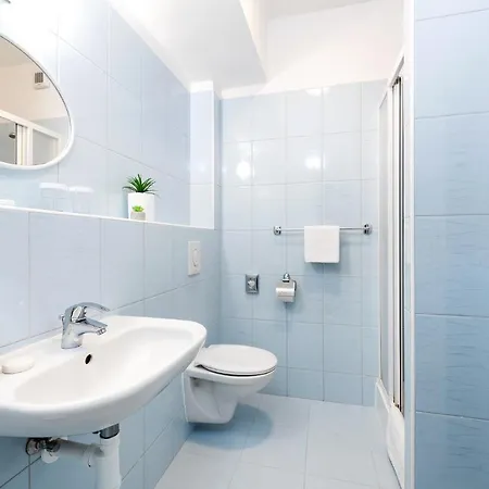 מלון Hotel Plus 3*