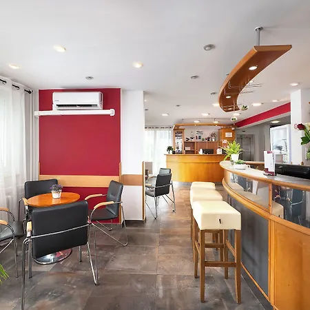 מלון Hotel Plus 3*